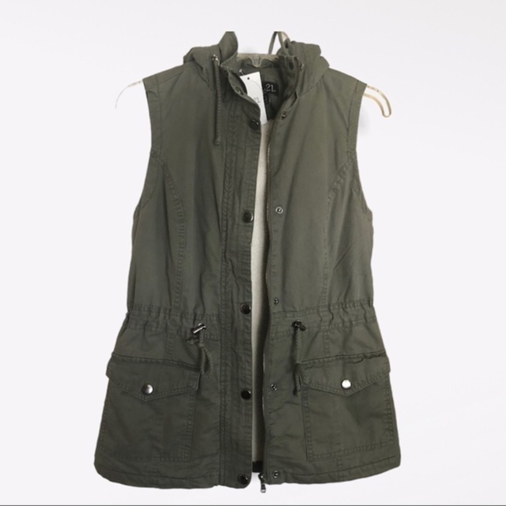 New Rue 21, Army Green, Hooded Vest. Full Zip, Button Pockets Sleeveless Sz S